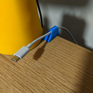 Prosty uchwyt na kabel do blatów