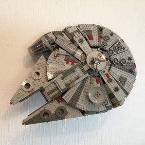 Minimalistyczny uchwyt ścienny do zestawu LEGO® Star Wars® Millenium Falcon® #75257