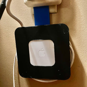 Uchwyt na ładowarkę MacBook i organizer kabli do gniazdka ściennego