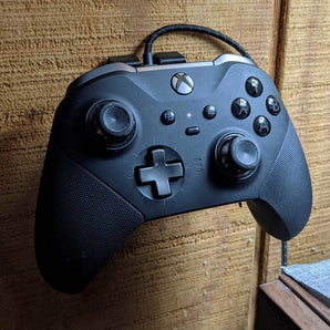 Kontroler Xbox Elite Series 2 i stacja ładująca do montażu na ścianie