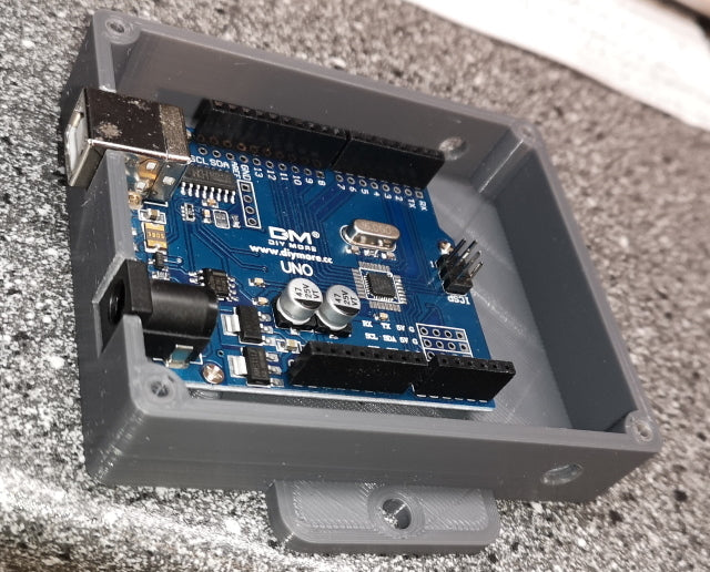 Pudełko Arduino z klapkami montażowymi i pokrywą do klonu DM DIYMORE