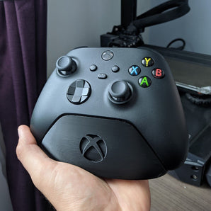 Minimalistyczny stojak na kontroler Xbox z logo Xbox