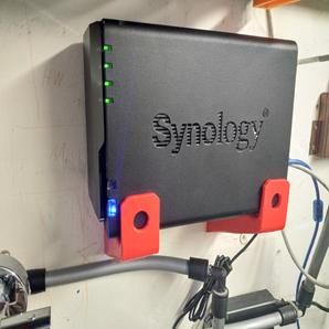 Uchwyt ścienny do modeli Synology DS218 NAS (2 części)