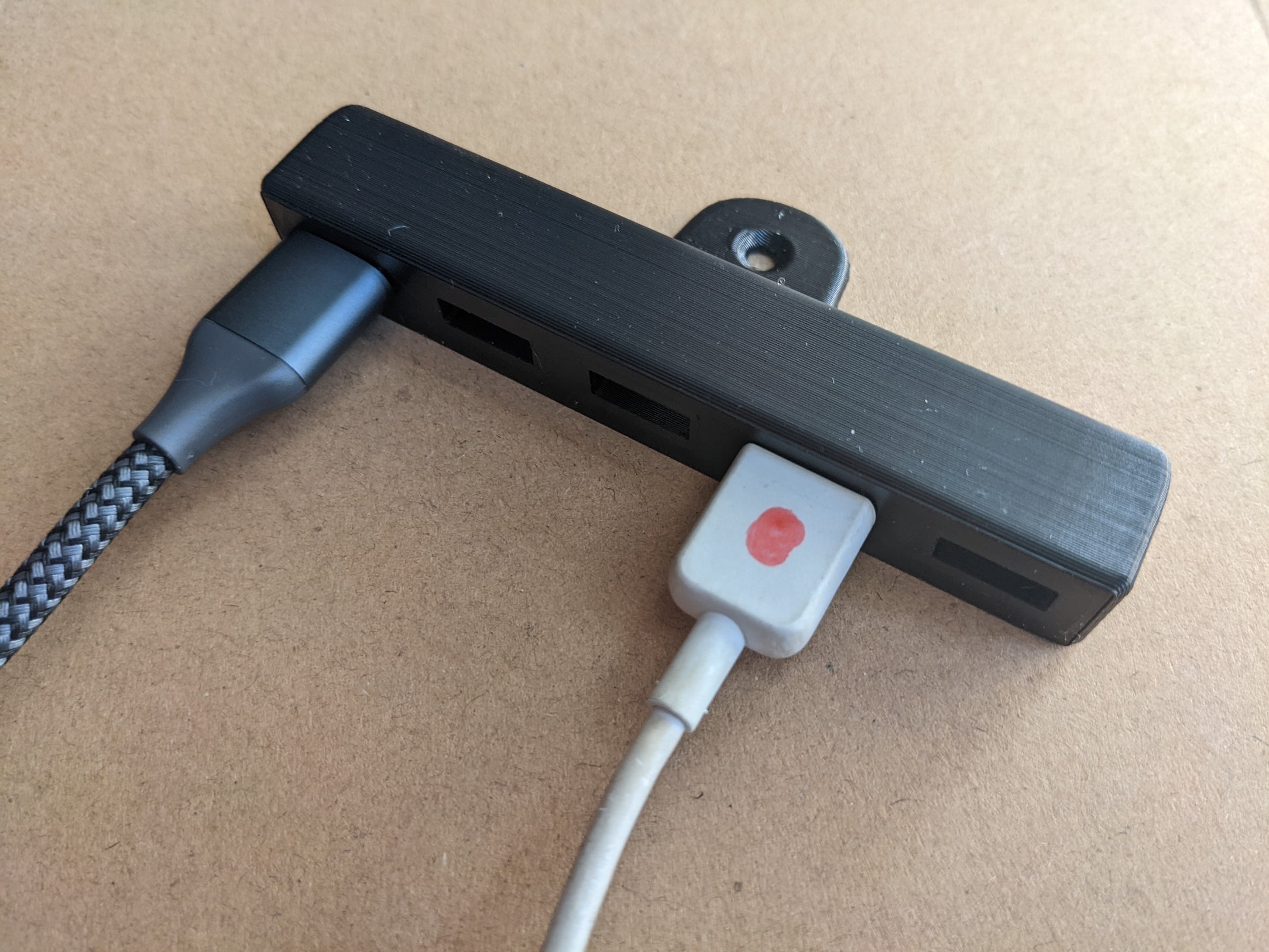 Uchwyt ścienny na kable USB z 5 gniazdami