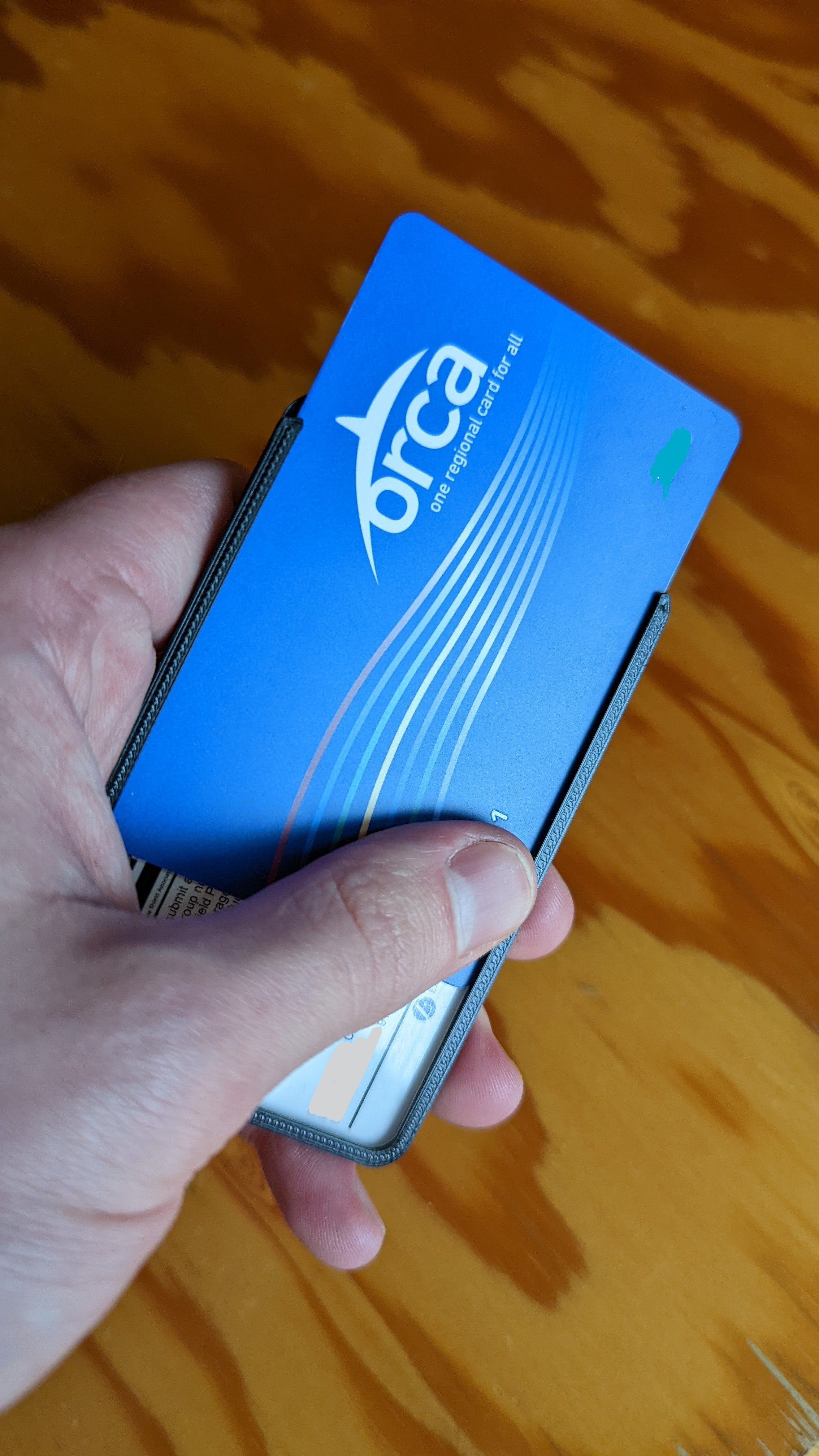 Minimalistyczny otwarty portfel na karty