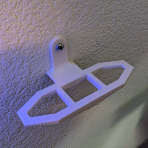 Elegancki, montowany na ścianie uchwyt ekspozycyjny do samochodów Pinewood Derby
