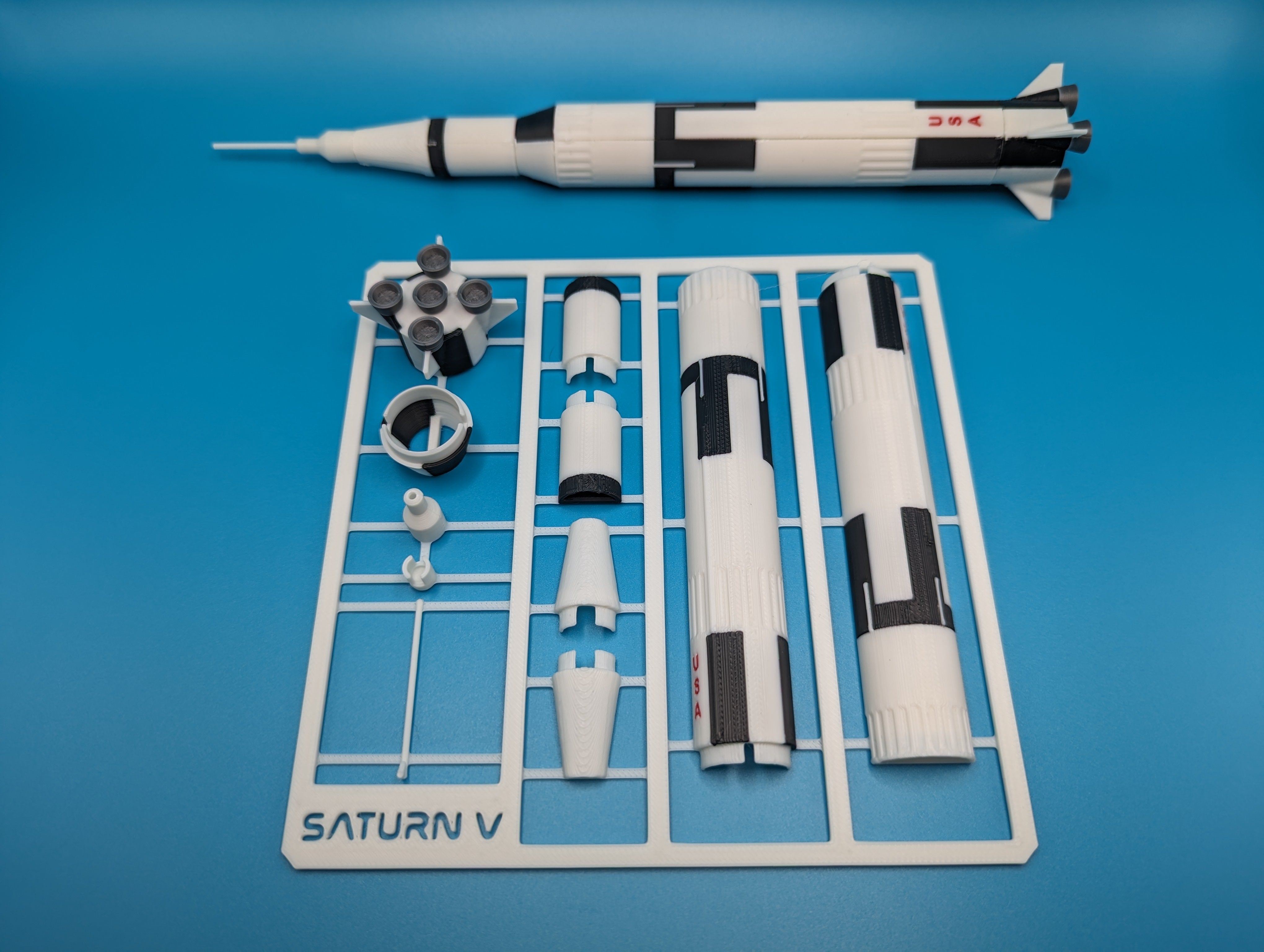 Miniaturowy model rakiety NASA Saturn V