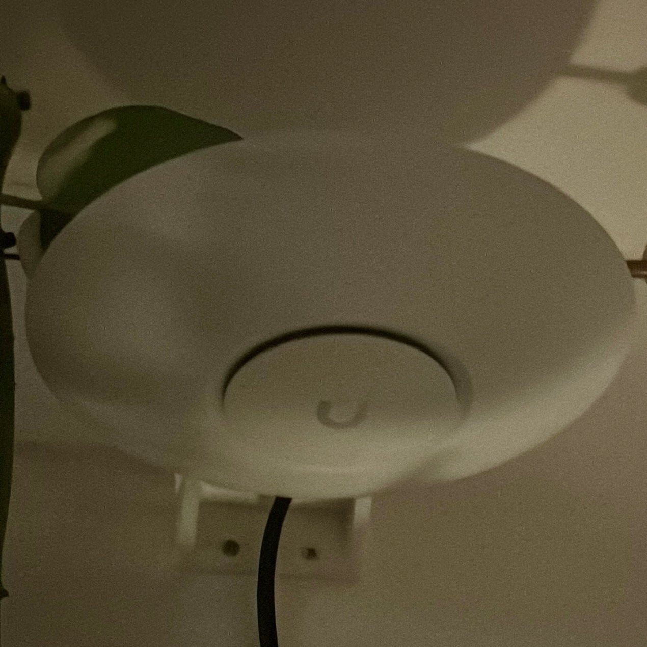 Ubiquiti Unifi U6+ montaż ścienny