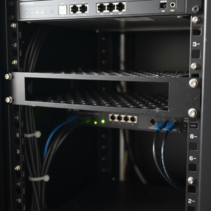 Montaż w szafie rack 10-calowego przełącznika Unifi USW-Flex-XG