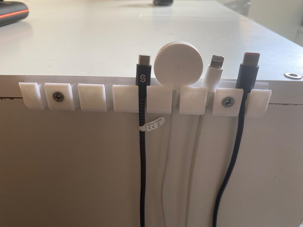 Uchwyt i organizer na kabel USB