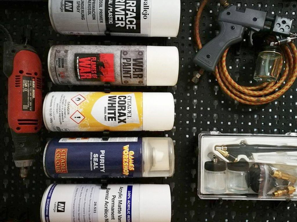 Uchwyty na puszki ze sprayem do ściany narzędziowej Powerfix firmy Lidl (szybkie poziome)