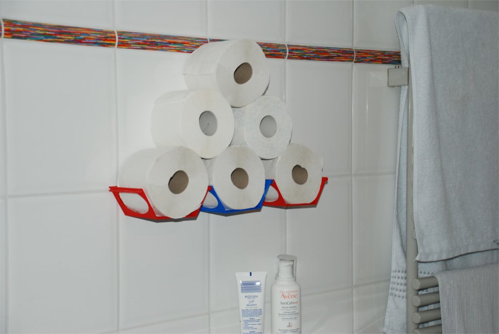 Montowany na ścianie, wysuwany uchwyt na papier toaletowy