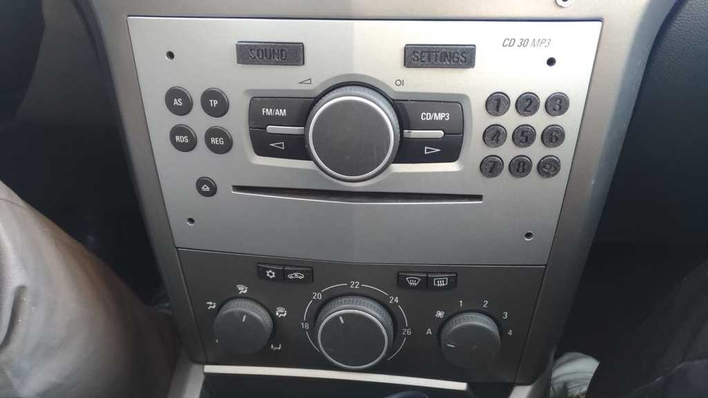 Zapasowe przyciski do radia samochodowego Opel CD30MP3