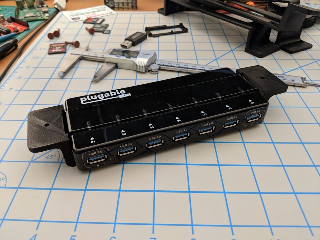 Montaż pod stołem dla wtykanego 7-portowego koncentratora USB (USB3-HUB7-81X)