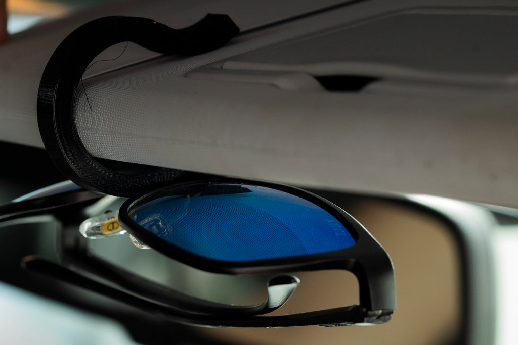 Uchwyt na okulary przeciwsłoneczne do samochodu (z zachowanym wycięciem)