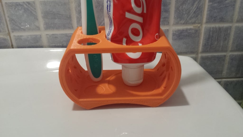 Akcesoria łazienkowe: szczoteczka do zębów i uchwyt na pastę do zębów