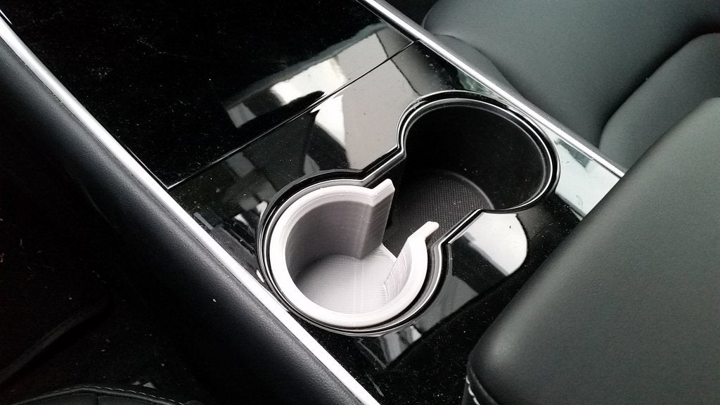 Uchwyt na puszkę z napojem energetycznym do Tesli Model 3