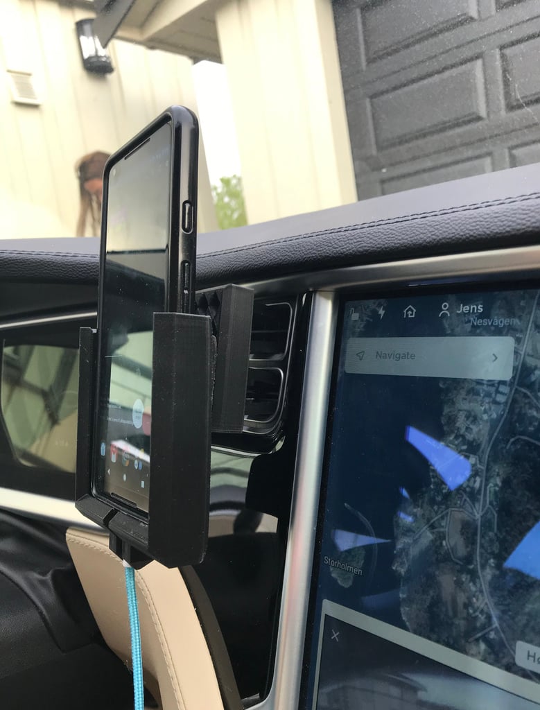 Uchwyt na telefon z mocowaniem AC do Pixela 2 XL z osłoną Rhinoshield Crashguard w Tesli Model S