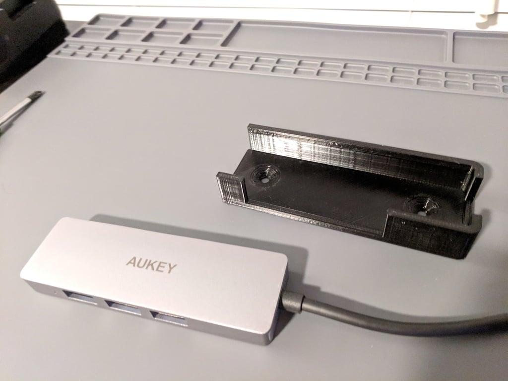 Mocowanie koncentratora USB Aukey CB-H36 do biurka