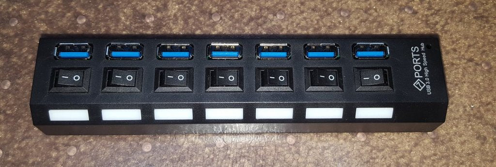 Uchwyt na 7-portowy koncentrator USB z prowadnicą przewodów