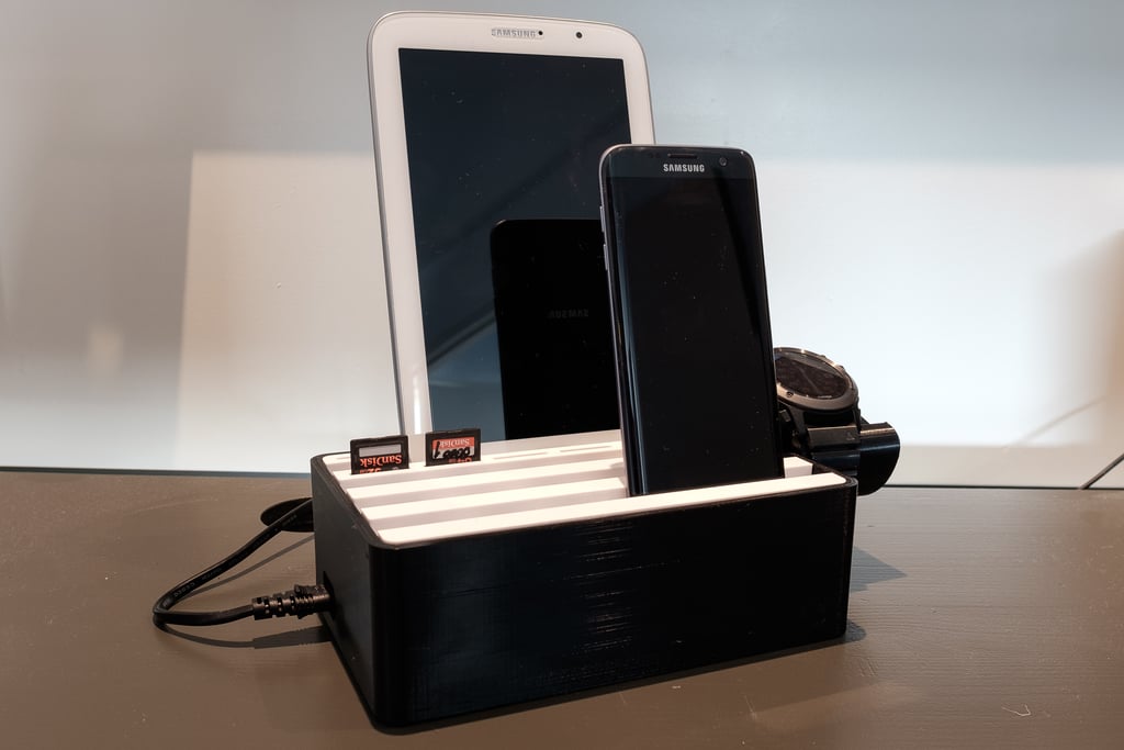 Tablet, telefon, smartwatch, uchwyt na kartę SD i ładowarka USB