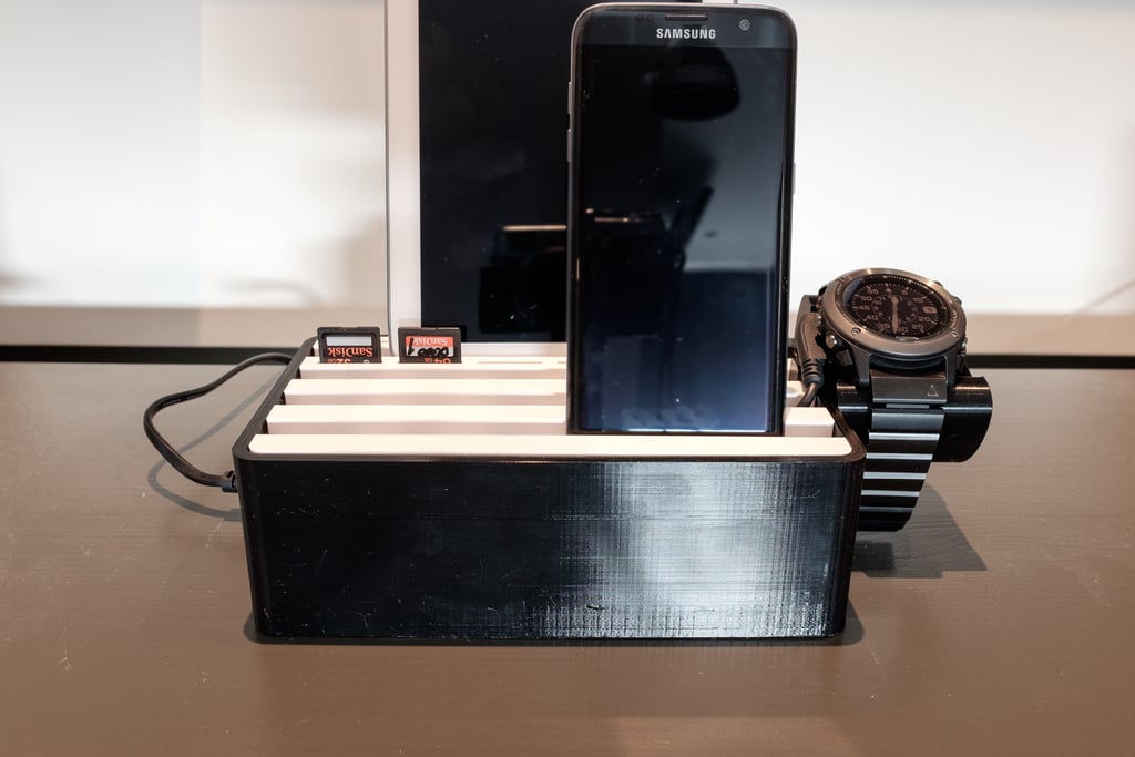 Tablet, telefon, smartwatch, uchwyt na kartę SD i ładowarka USB