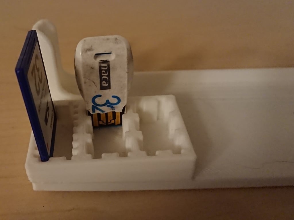 Uchwyt samochodowy Garmin DriveSmart 61 z kieszenią na USB i kartę SD