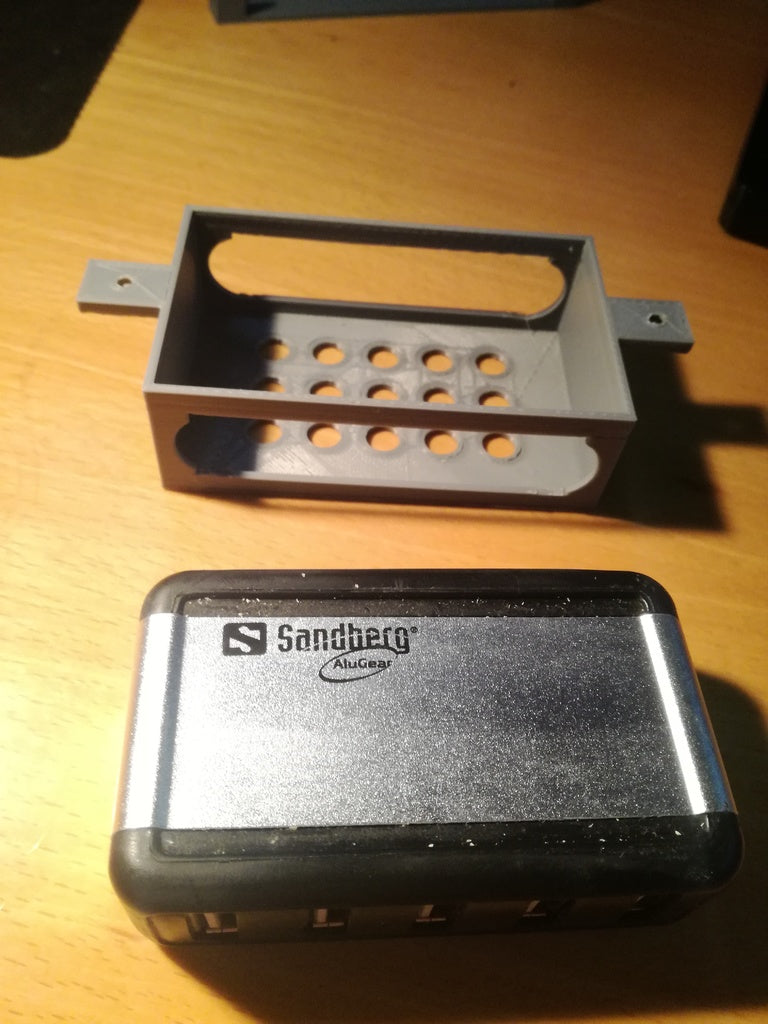 Hub USB Sanberg do montażu na ścianie i biurku