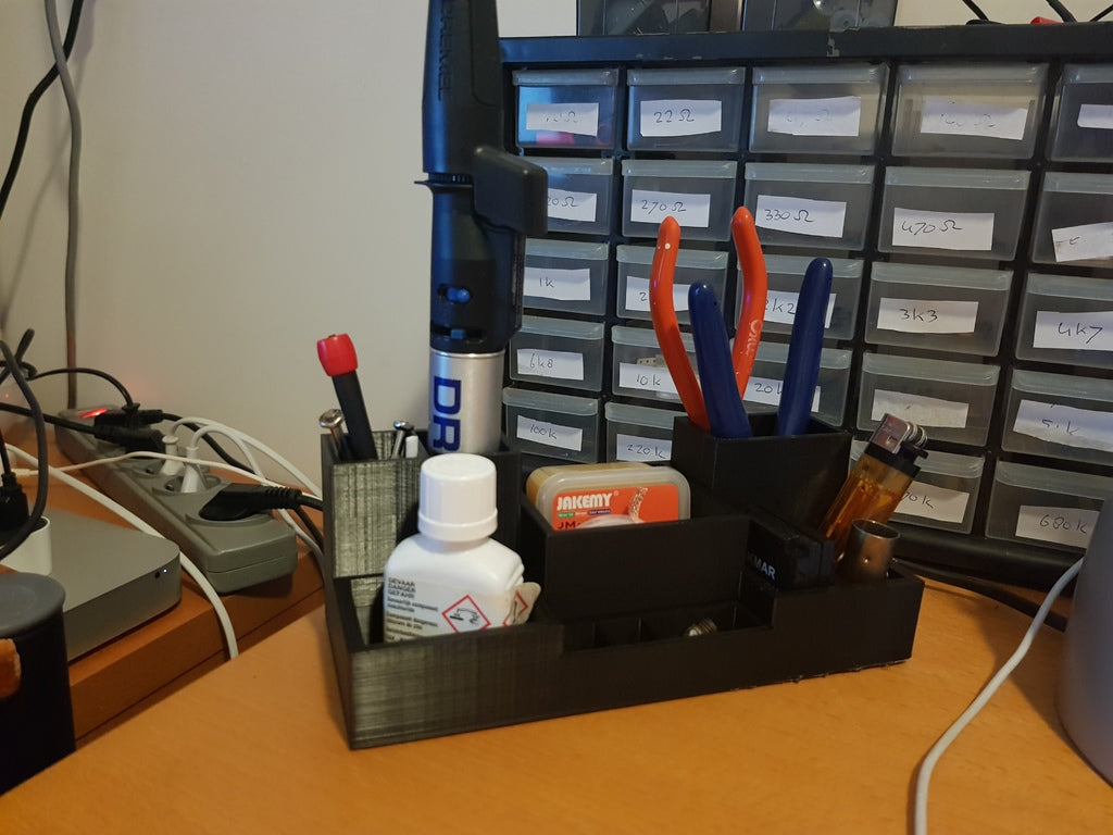 Mały organizer na biurko z pokrywką na elektronikę i sprzęt lutowniczy