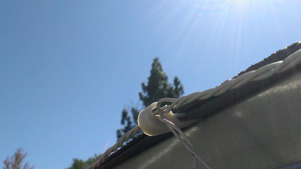 Klips Crap&#39;s Claw do zewnętrznych lampek choinkowych na kamiennym dachu
