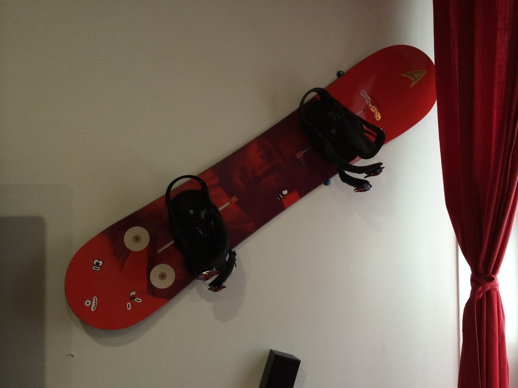 Mocowanie ścienne do deski snowboardowej