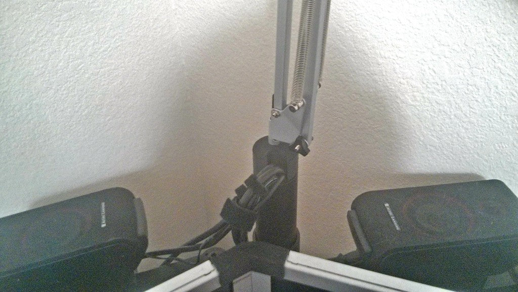 Adapter do montażu oprawy IKEA Tertial na urządzeniu „Mount It!” stojak na monitor
