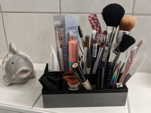 Dostosowany organizer do makijażu do szafki z lustrem w łazience