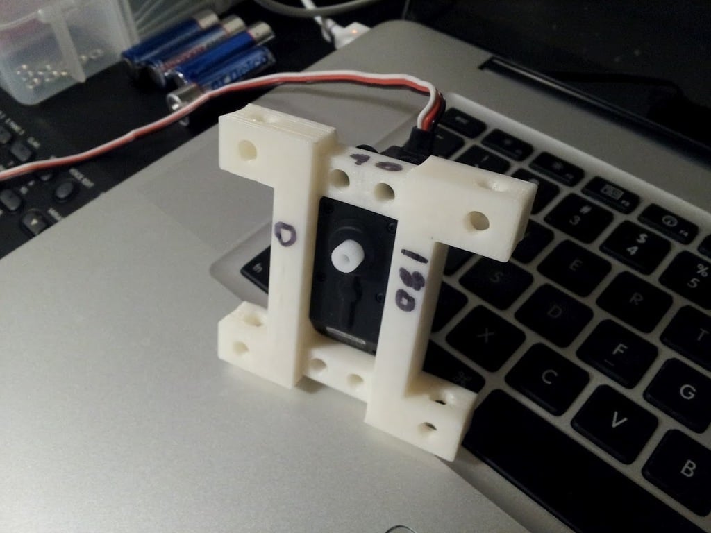 MegaPed Servo I Brace Dwunożny robot sterowany Arduino z 4 serwami