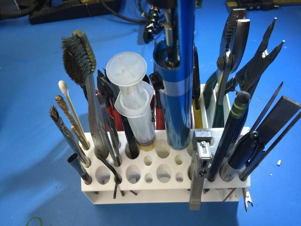 Uchwyt narzędziowy do małych szczypiec z otworami na śrubokręty