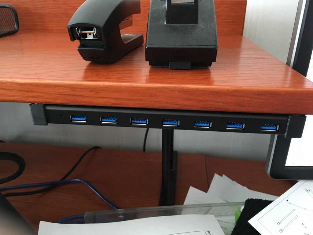 Wspornik koncentratora USB Deltaco do montażu pod biurkiem