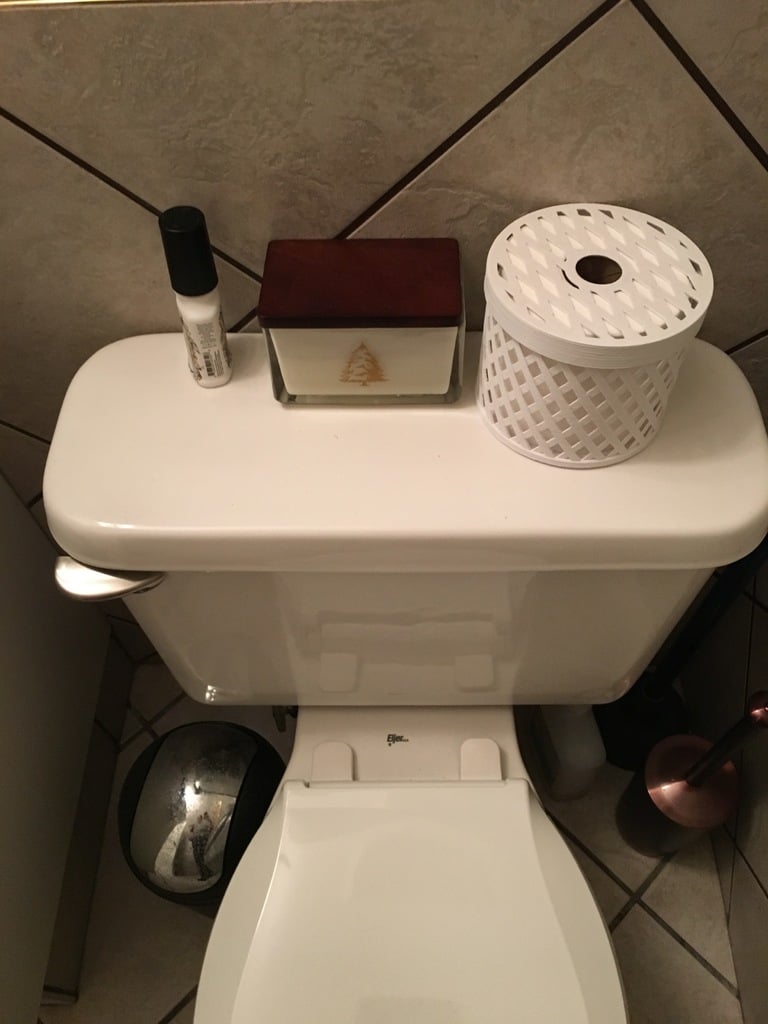 Zapasowy uchwyt na papier toaletowy do standardowych rolek