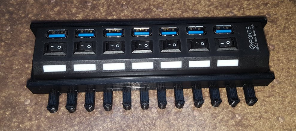 Uchwyt na 7-portowy koncentrator USB z prowadnicą przewodów