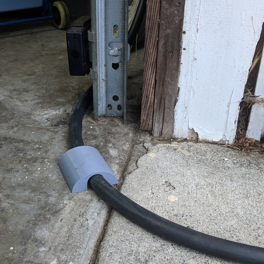 Przepustka do bramy garażowej na kabel do ładowania pojazdów elektrycznych