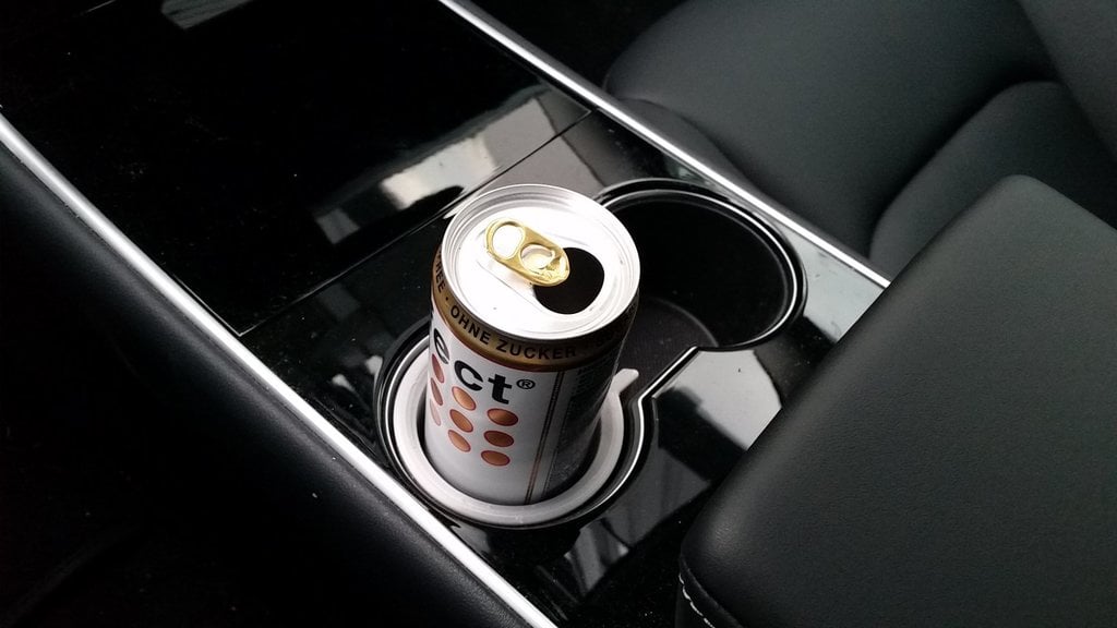 Uchwyt na puszkę z napojem energetycznym do Tesli Model 3