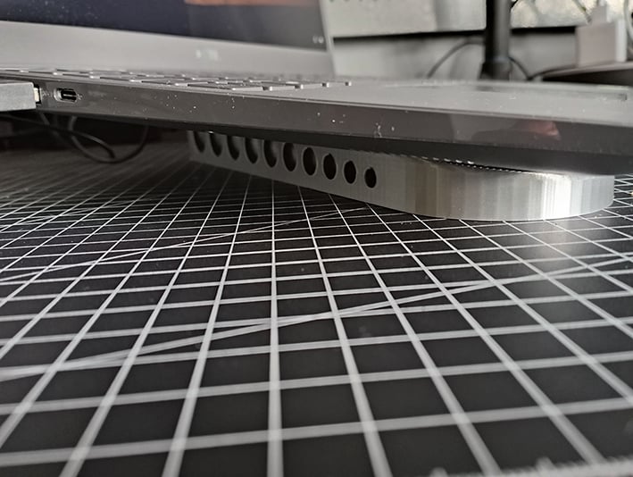 Płaska podstawka pod laptopa dla wszystkich rozmiarów z dobrym przepływem powietrza