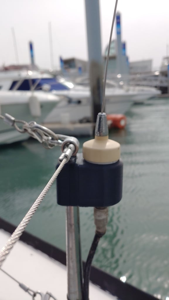 Niskoprofilowy uchwyt anteny VHF do relingów jachtów