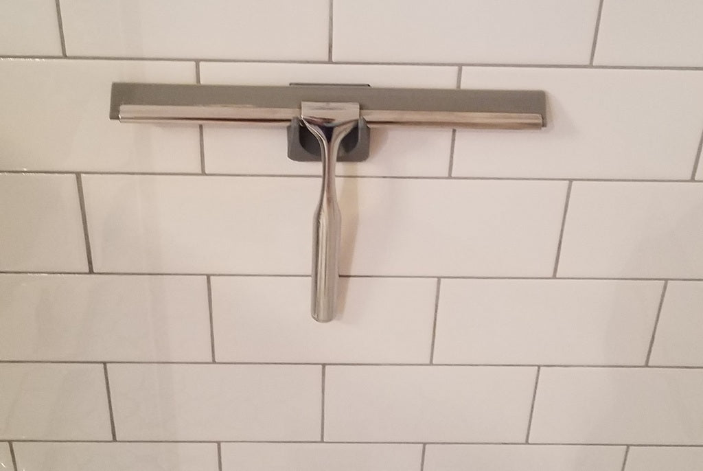 Uchwyt do ściągaczki łazienkowej pod prysznicem