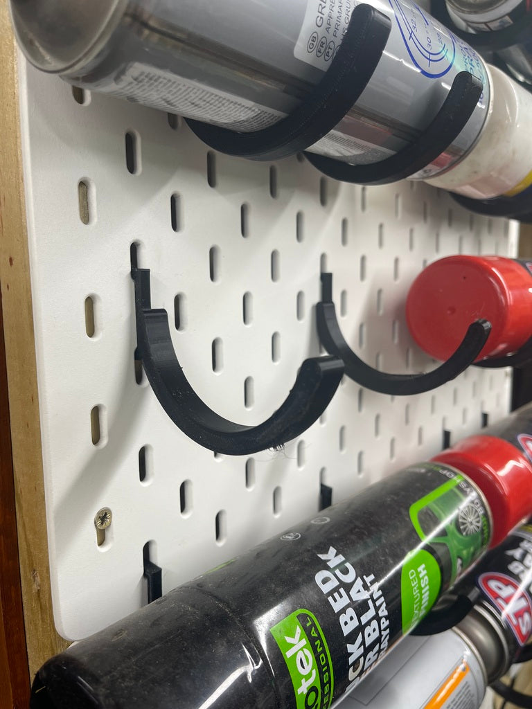 Uniwersalny uchwyt na puszkę ze sprayem Ikea Skadis do tablicy pegboard