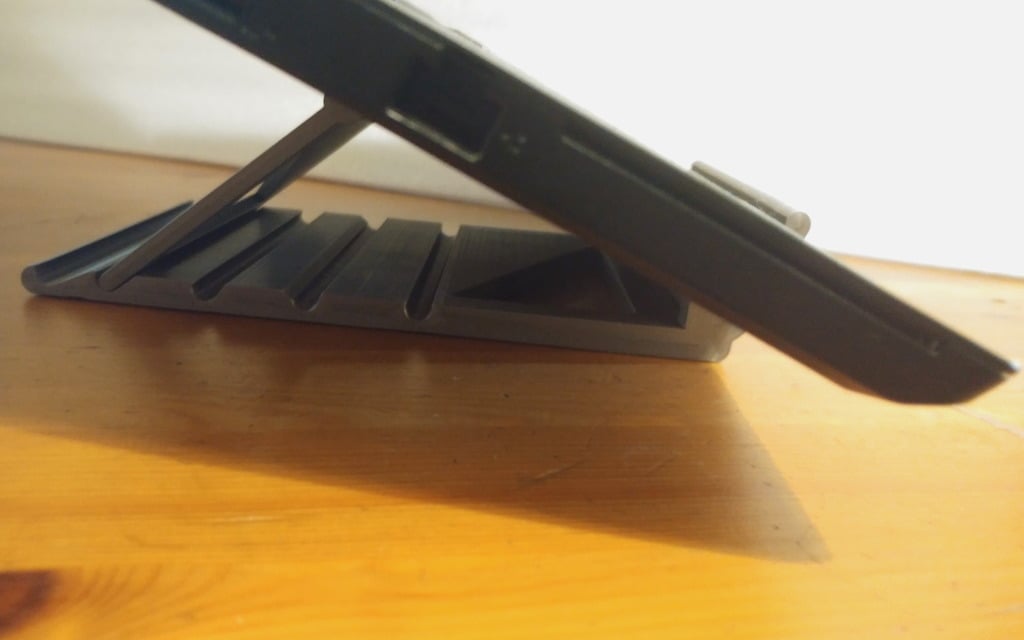 Składany stojak na laptopa, który jest drukowany na miejscu
