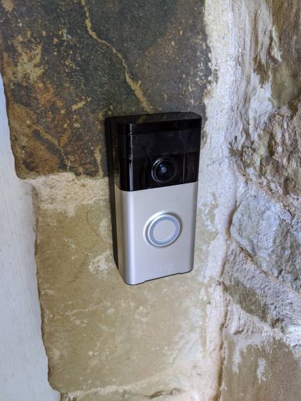 Dwuotworowy montaż dzwonka Ring Doorbell