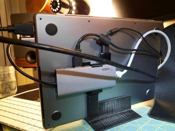 „Pionowy stojak na Macbooka na rok 2022 z klipsem na koncentrator USB”