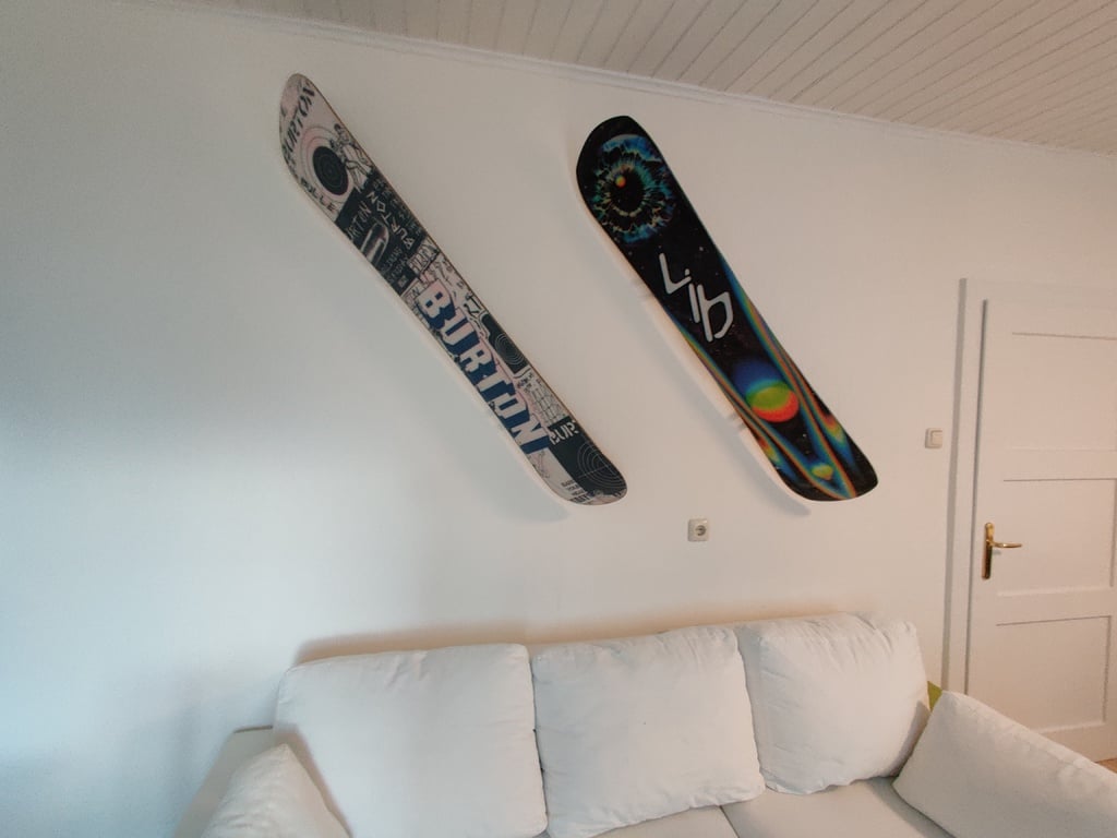 Prosty uchwyt na deskę snowboardową do montażu na ścianie