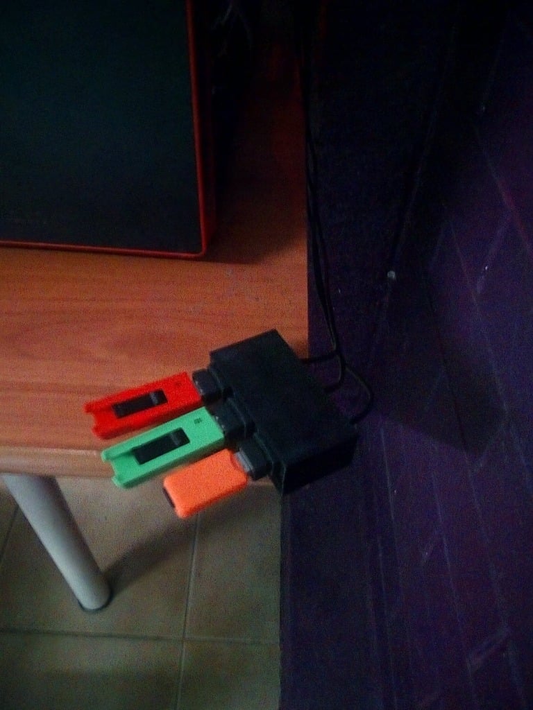 Uchwyt do montażu na ścianie dla przedłużaczy USB