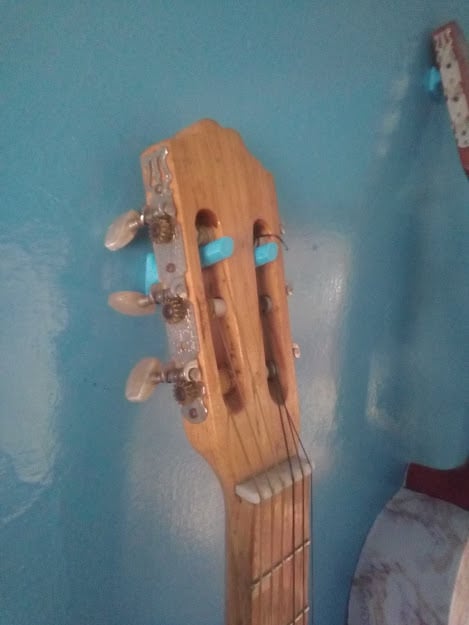 Stojak na gitarę akustyczną zaprojektowany wyłącznie do tradycyjnych gitar akustycznych
